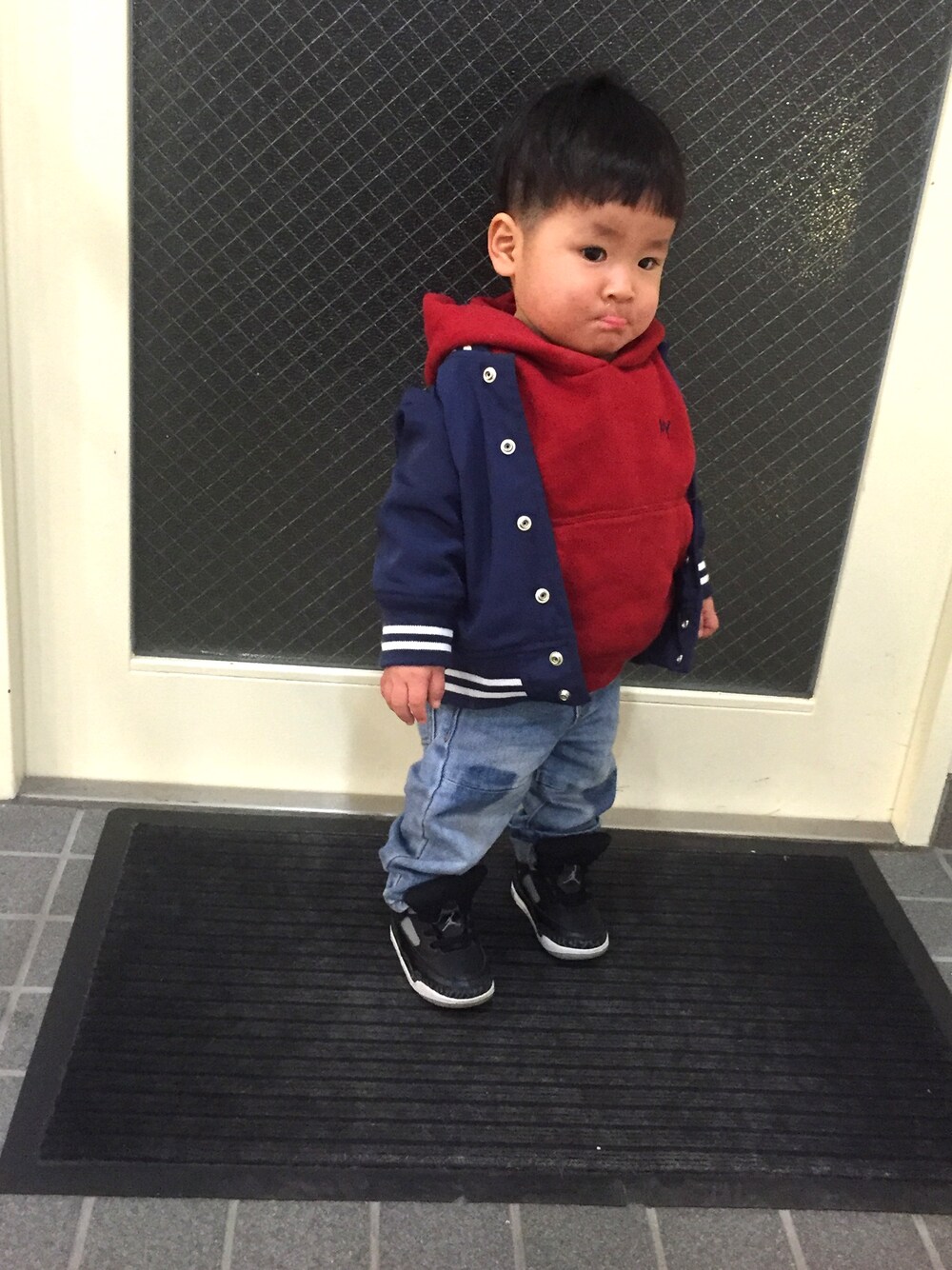 「キッズコーデ、男の子コーデ、男の子、おとこのこ、息子コーデ」｜「petit mainのラインリブ切り替えスタジャン（スタジャン、ブルー系）」を使った、みさん（キッズ・80cm）の秋コーディネートの1枚目の写真
