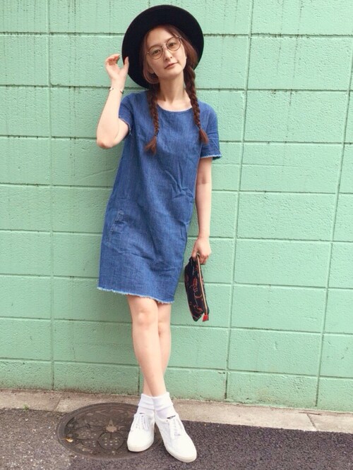 ③デニムワンピでガーリーな着こなしに