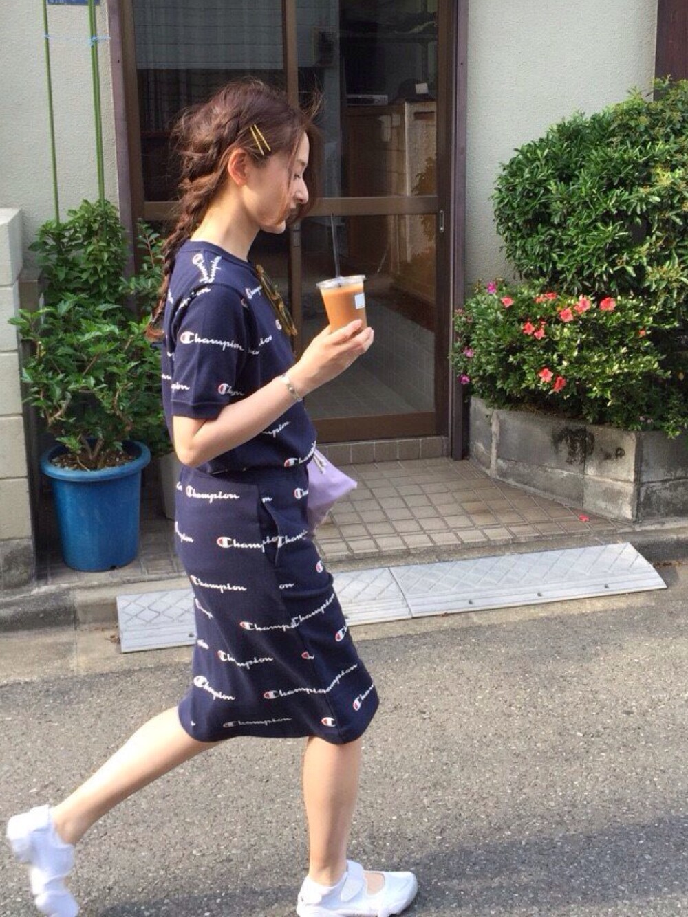 「SETUP、Champion、SET UP、ナイキ、NIKE、エアリフト、白スニーカー、ブルー x ホワイト」｜「Mr.coffeeのアイテム（その他、ブラウン系）」を使った、海下真夕さん（レディース・160cm）の夏コーディネートの1枚目の写真