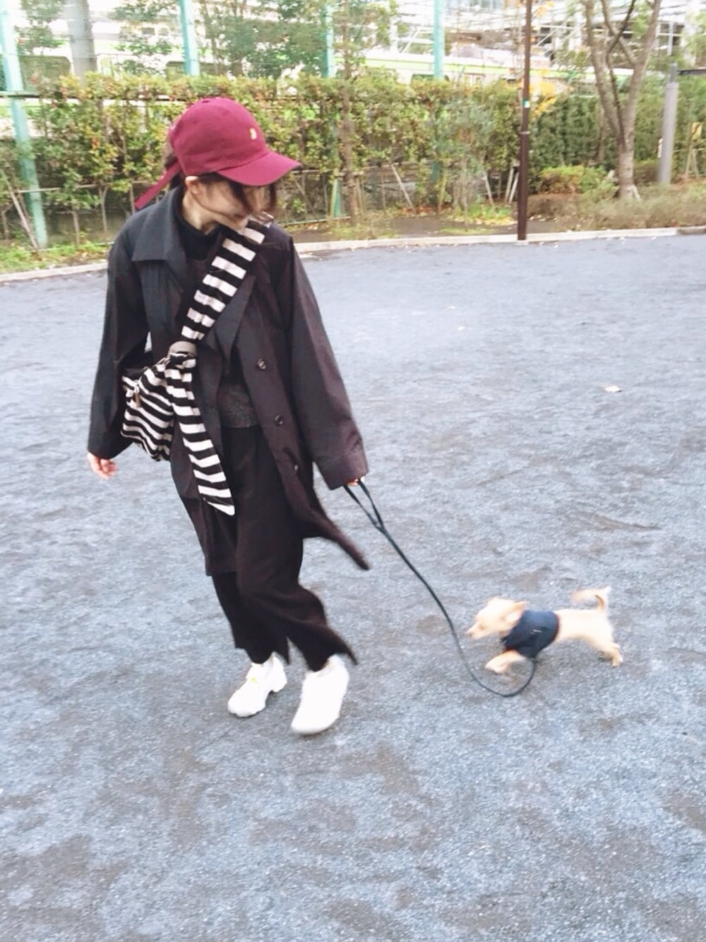 「dog、散歩、散歩スタイル、ホットドッグ、CAP、メンズライク、トレンチコート、ワイドパンツ」｜「XLARGEのHOTDOG 6 PANEL CAP（キャップ、レッド系）」を使った、海下真夕さん（レディース・160cm）の冬コーディネートの1枚目の写真