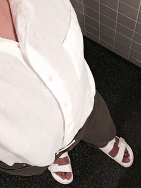 「カーキ×ホワイト」｜「アイテム（サンダル）」を使った、ryoさん（メンズ・170cm）の夏コーディネート