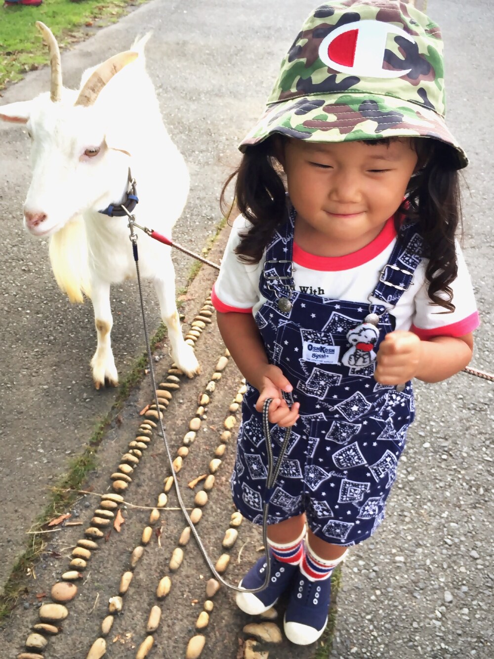 ブルー系のサロペット/オーバーオール、ブルー系のスニーカー、ホワイト系のTシャツ/カットソーを着用したキッズの秋コーディネートの1枚目の写真