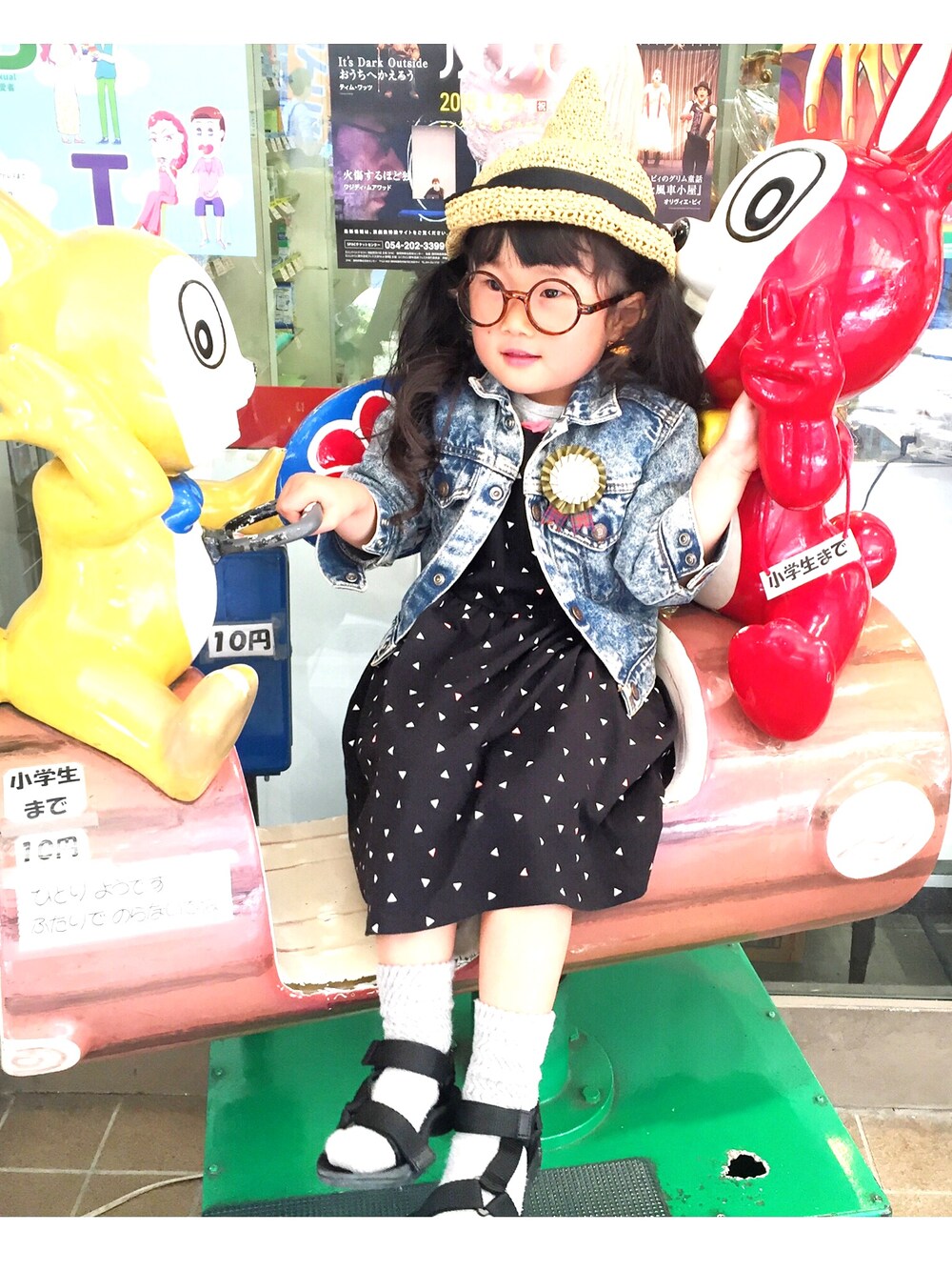 「キッズファッション、カジュアル、ワンピース、デニム、サンダル」｜「H&Mのアイテム（ワンピース、ブラック系）」を使った、mippoさん（キッズ・100cm）の春コーディネートの1枚目の写真
