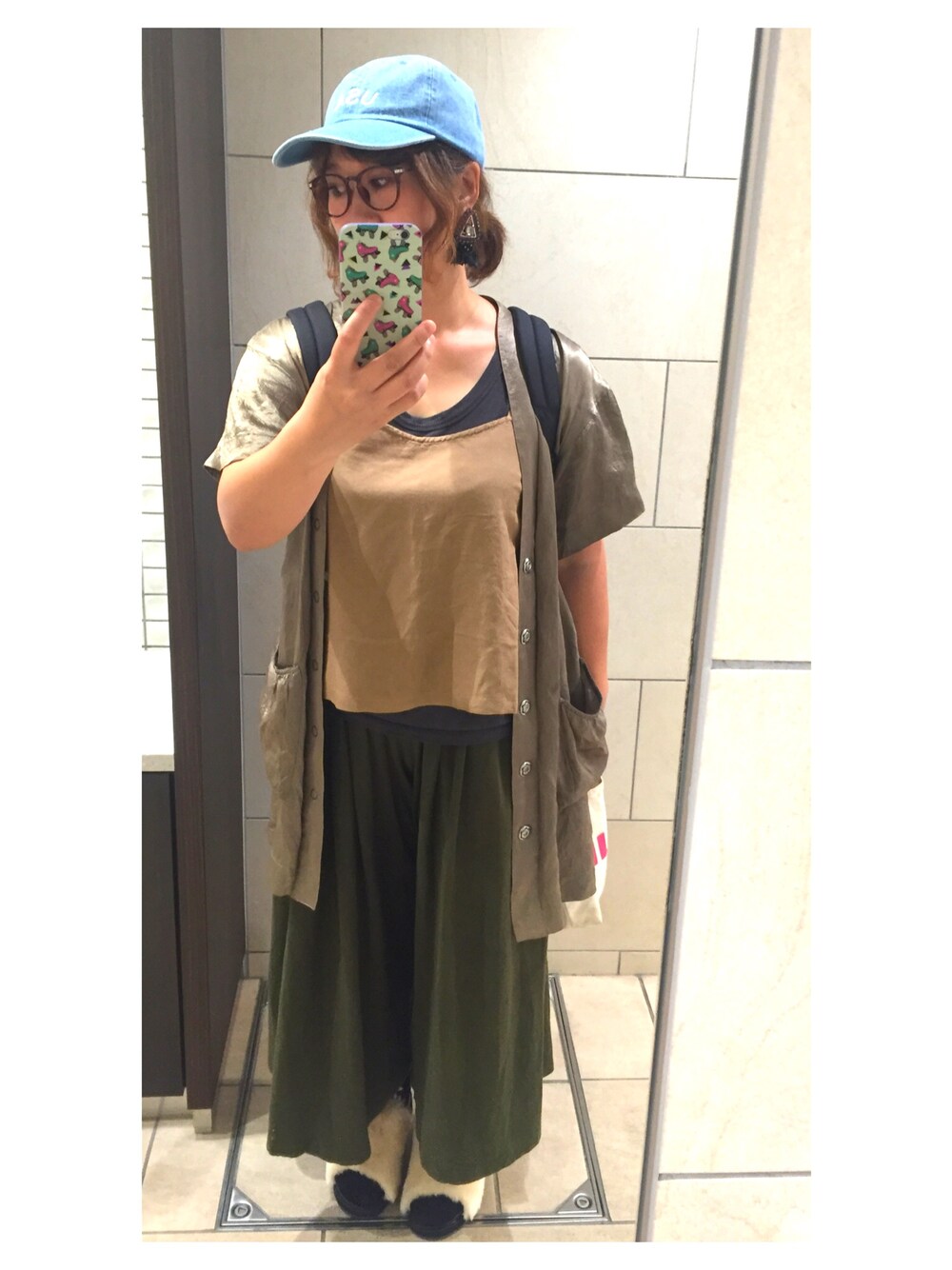 ベージュ系のキャミソール、グリーン系のその他パンツ、ブラック系のバックパック/リュックを着用したキッズの夏コーディネートの1枚目の写真