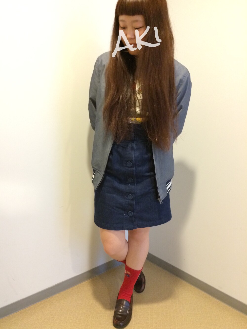 ホワイト系のTシャツ/カットソーを着用したレディースの春コーディネートの1枚目の写真