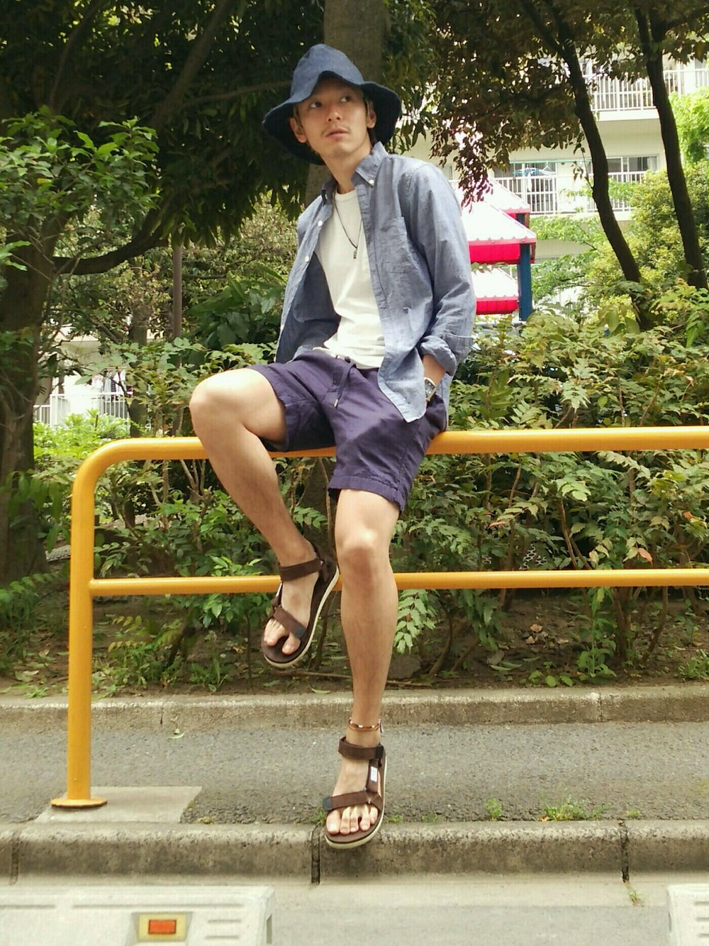 「シャツスタイル、ショーツ、ショートパンツ、スポサン、スポーツサンダル、ハット、リネン、シャツ、スイコック、Tシャツ」｜「suicokeのアイテム（サンダル、ブラウン系）」を使った、小林 想さん（メンズ・172cm）の春コーディネートの1枚目の写真