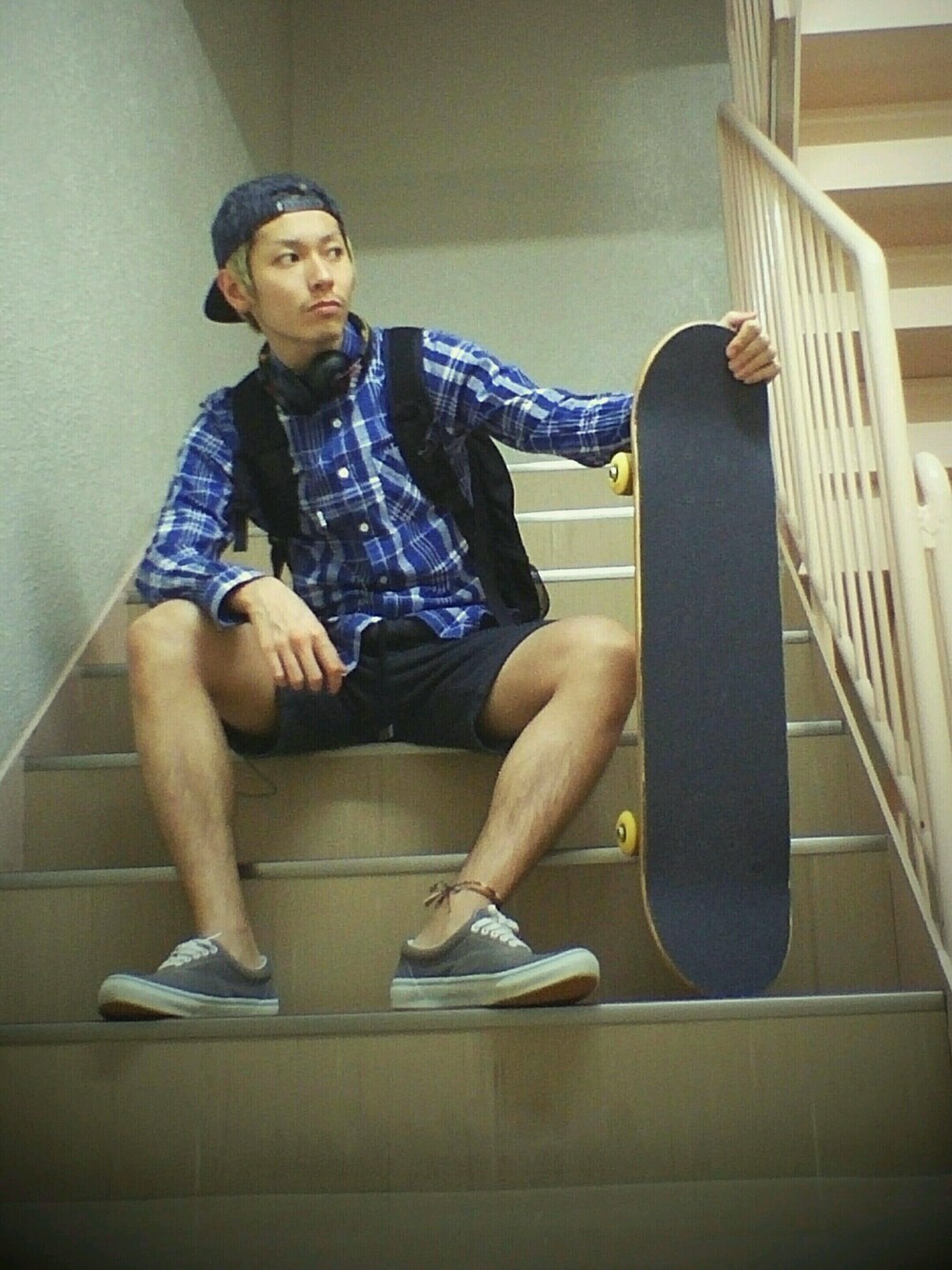 「シャツ、キャップ、ヘッドホン、VANS、スケータースタイル、ストリート、ショーツ、ショートパンツ、チェックシャツ、スニーカー」｜「VANSのVANS Authentic（スニーカー、グレー系）」を使った、小林 想さん（メンズ・172cm）の春コーディネートの1枚目の写真