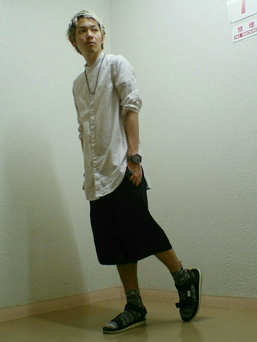 「ロングシャツ、ショーツ、ガウチョパンツ、スポーツサンダル、スポサン、ノーカラーシャツ、プチプラ、UNIQLO、WEGO、スイコック」｜「UNIQLOのアイテム（パンツ、ブルー系）」を使った、小林 想さん（メンズ・172cm）の春コーディネートの1枚目の写真
