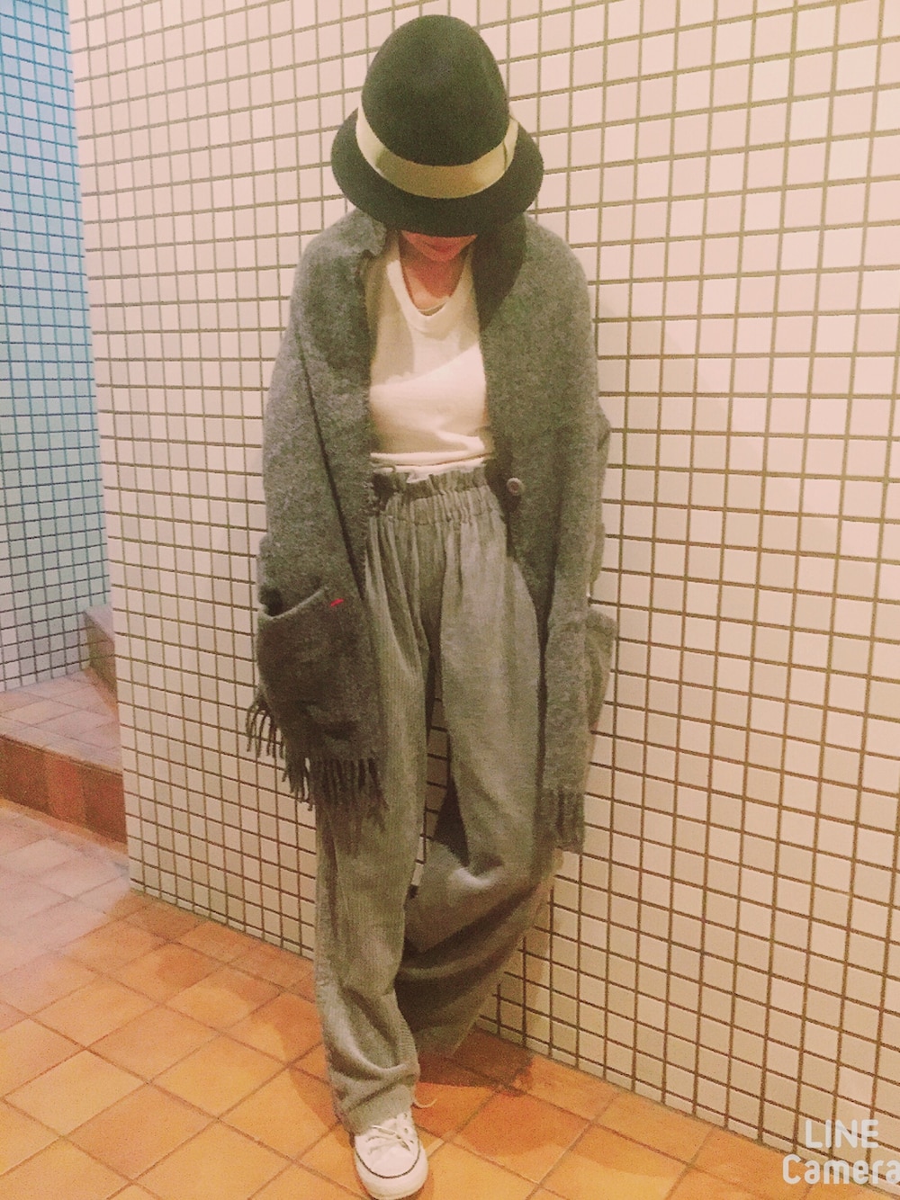 グレー系のパンツ、ホワイト系のスニーカー、ホワイト系のTシャツ/カットソーを着用したレディースの秋コーディネートの1枚目の写真