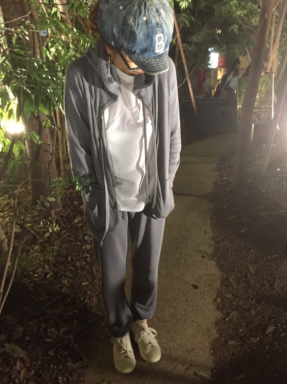 ブルー系のパーカー、ブルー系のその他パンツ、グレー系のスニーカーを着用したレディースの秋コーディネートの1枚目の写真