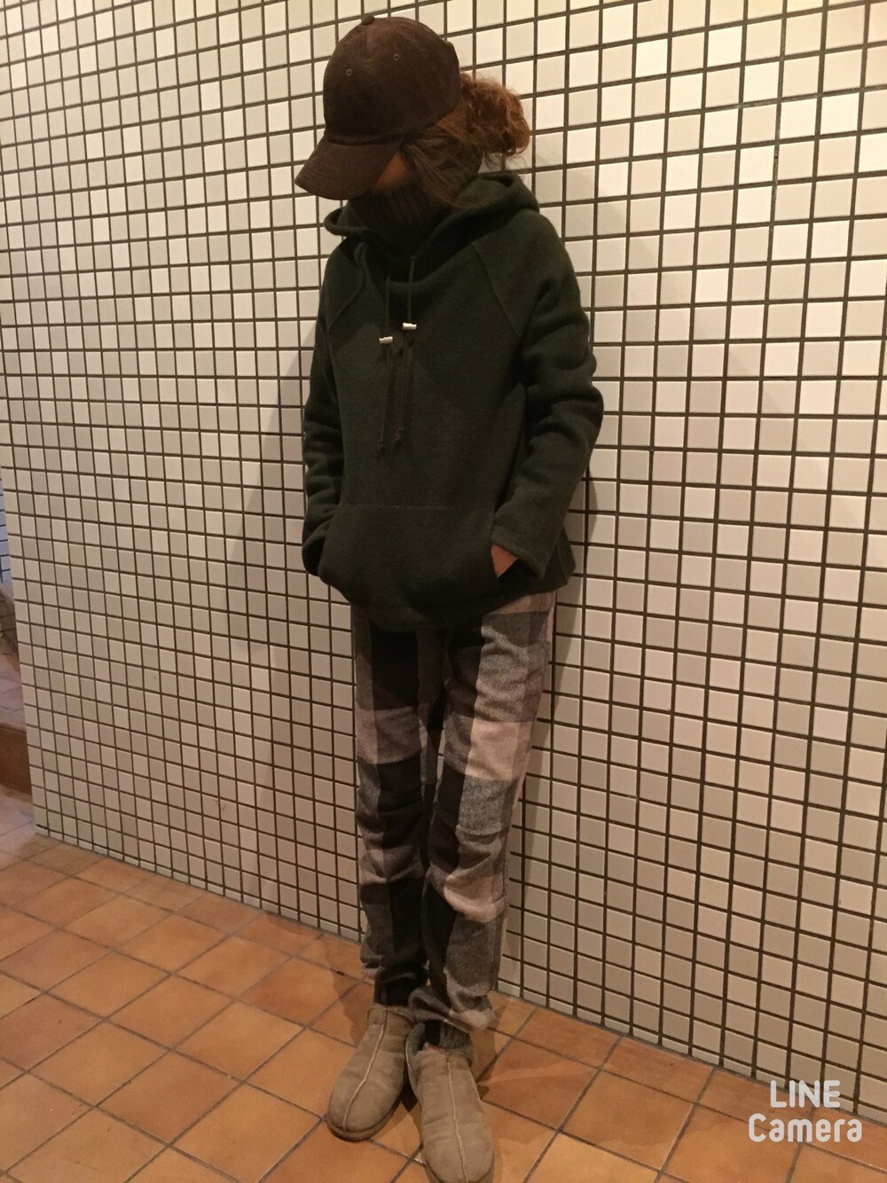 ブラウン系のトップス、その他のパンツ、グレー系のブーツを着用したレディースの冬コーディネートの1枚目の写真