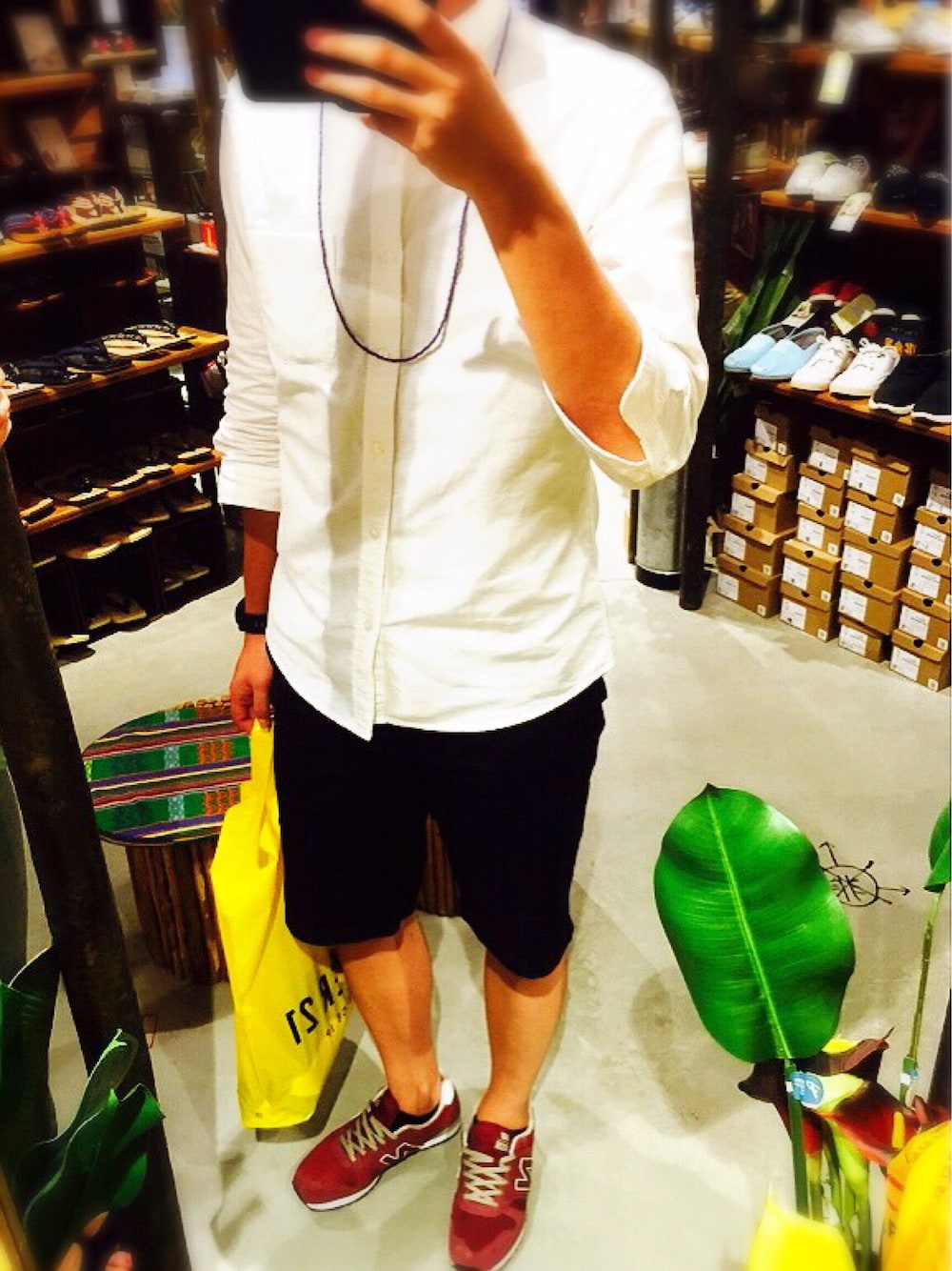「ニューバランス、シャツスタイル、夏、黒、白シャツ、ショートパンツ、キャップ、GU、ユニクロ、FOREVER 21」｜「NEW BALANCEのアイテム（スニーカー、レッド系）」を使った、くーとさん（メンズ・181cm）の夏コーディネートの1枚目の写真