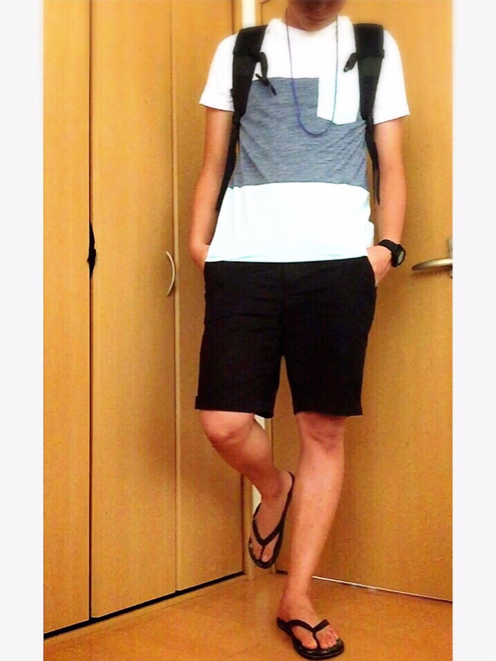 「夏、Tシャツ、ハーフパンツ、UNIQLO、WEGO、シンプル、シンプルコーデ、キャップ」｜「Quiksilverのアイテム（ビーチサンダル、ブラック系）」を使った、くーとさん（メンズ・181cm）の夏コーディネートの1枚目の写真