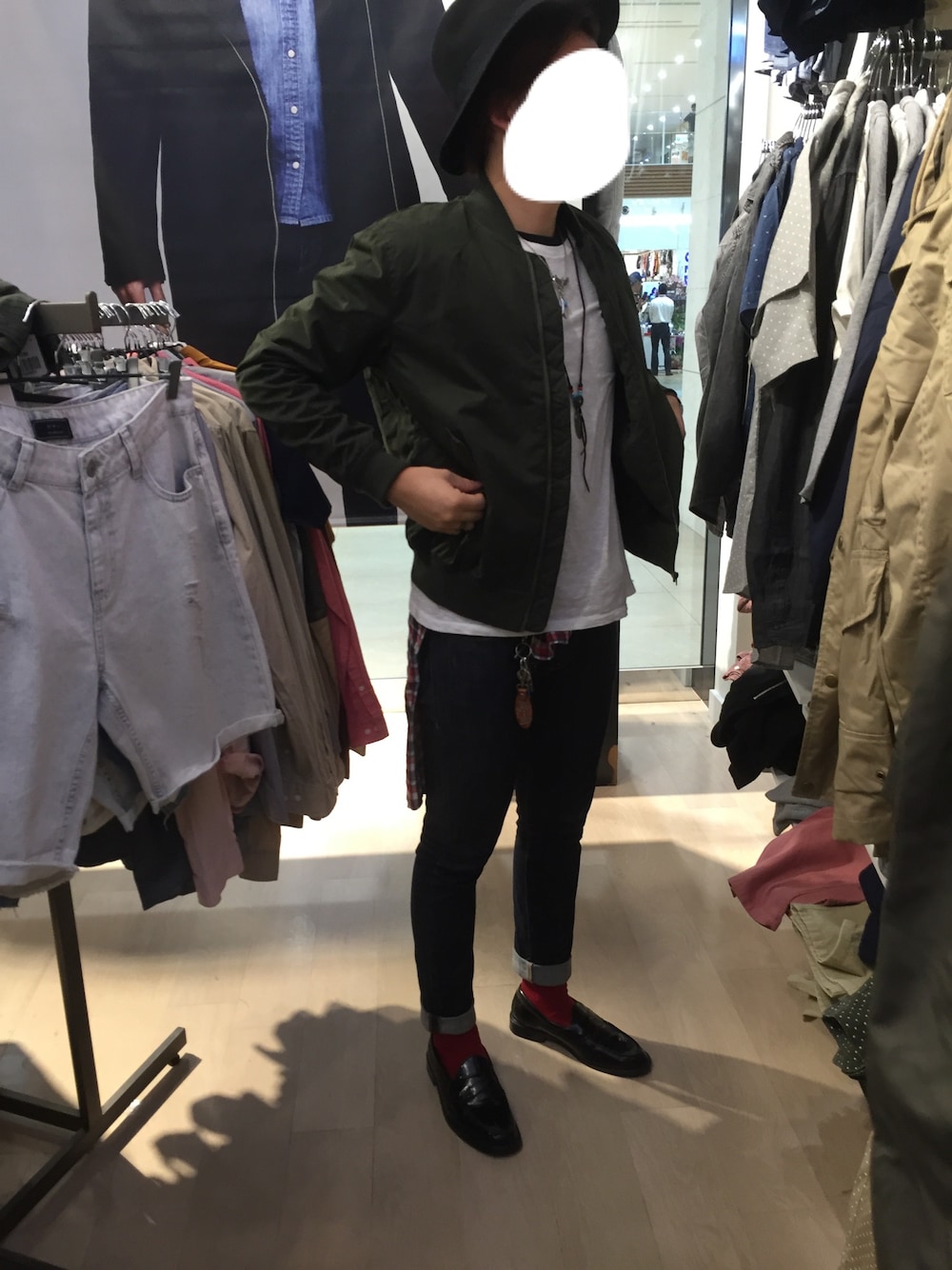 「WEGO、シンプル、ローファー、ローファー×靴下、ロールアップ、白Tシャツ、グローバルワーク(GLOBAL WORK)、ハット、カーキ」｜「FOREVER 21のアイテム（ジャケット/アウター、グリーン系）」を使った、くーとさん（メンズ・181cm）の秋コーディネートの1枚目の写真