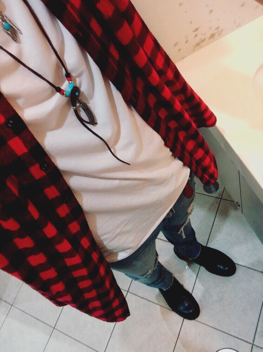 「デニム、ダメージデニムパンツ、クラッシュデニム、白Tシャツ、シャツスタイル、三代目JSB、WEGO、無地T」｜「Dr. Martensのアイテム（ブーツ、ブラック系）」を使った、くーとさん（メンズ・181cm）の秋コーディネートの1枚目の写真