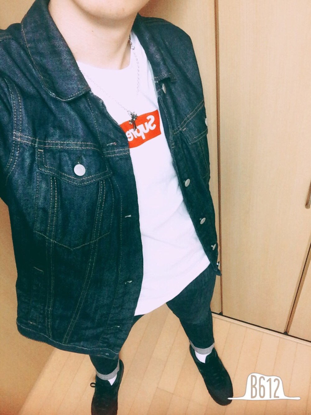 「デニム、デニムジャケット、デニムパンツ、デニム オン デニム、supreme、NIKE、ロールアップ」｜「GAPのアイテム（デニムジャケット、ブルー系）」を使った、くーとさん（メンズ・181cm）の冬コーディネートの1枚目の写真