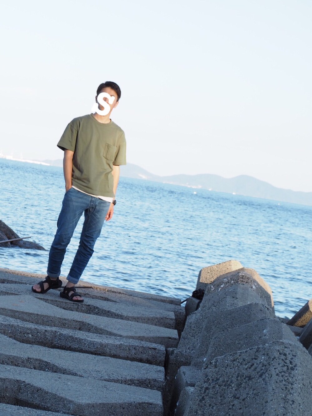 「ラフ、休日スタイル、大人カジュアル、夏コーデ、デニム、たらそ」｜「UNIQLOのMEN ビッグシルエットポケ付きT（半袖）（Tシャツ/カットソー、グリーン系）」を使った、はうるさん（メンズ・166cm）の夏コーディネートの1枚目の写真