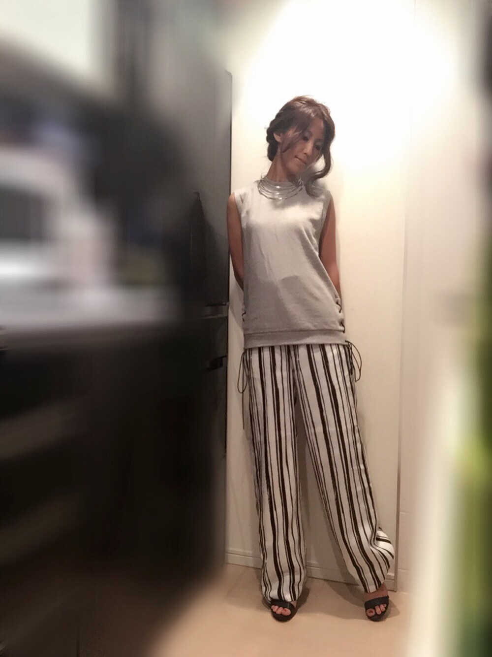 グレー系のトップス、その他のその他パンツ、ブラック系のサンダルを着用したレディースの夏コーディネートの1枚目の写真