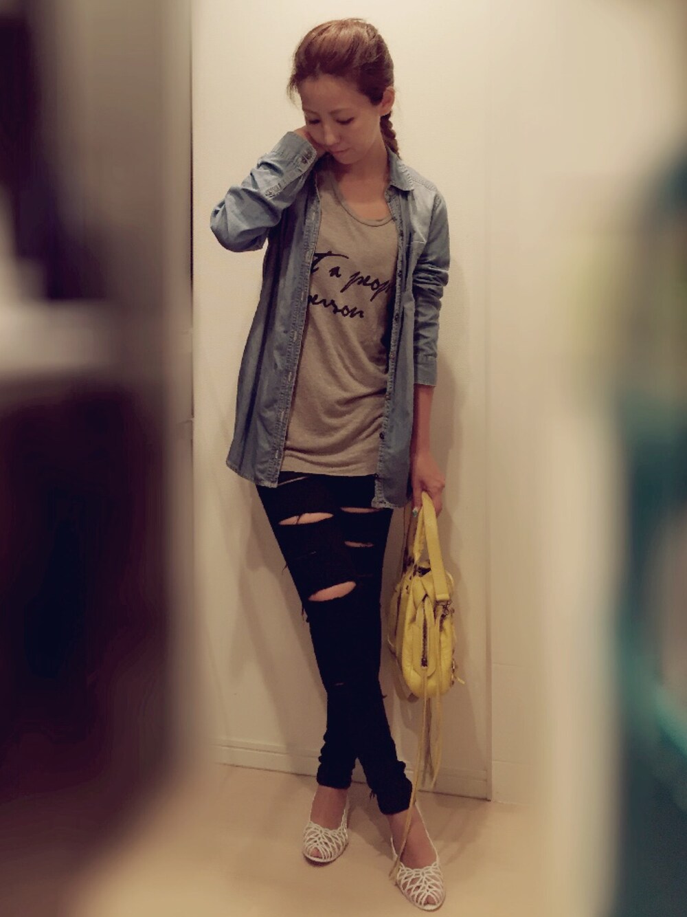 グレー系のTシャツ/カットソー、ブルー系のシャツ/ブラウス、ブラック系のその他パンツを着用したレディースの夏コーディネートの1枚目の写真