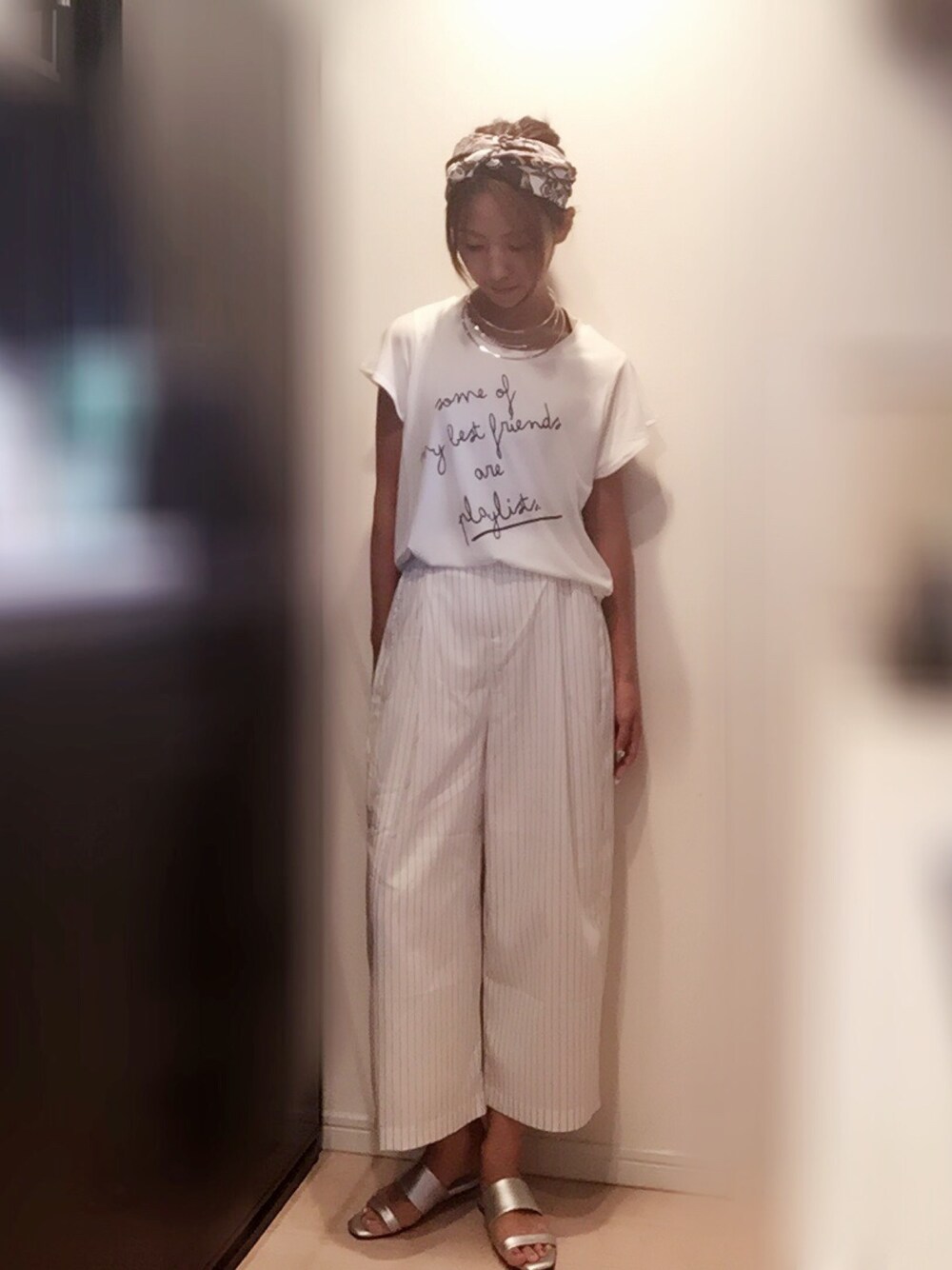 ホワイト系のTシャツ/カットソー、その他のその他パンツ、シルバー系のサンダルを着用したレディースの夏コーディネートの1枚目の写真