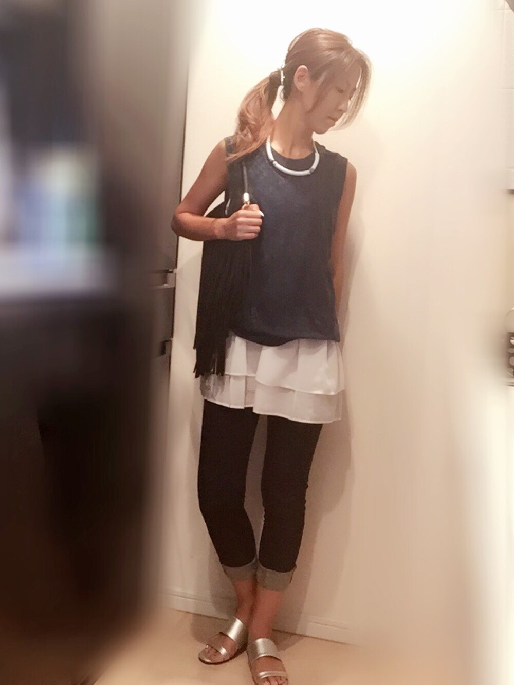 ブルー系のタンクトップ、ホワイト系のタンクトップ、ブルー系のデニムパンツを着用したレディースの夏コーディネートの1枚目の写真