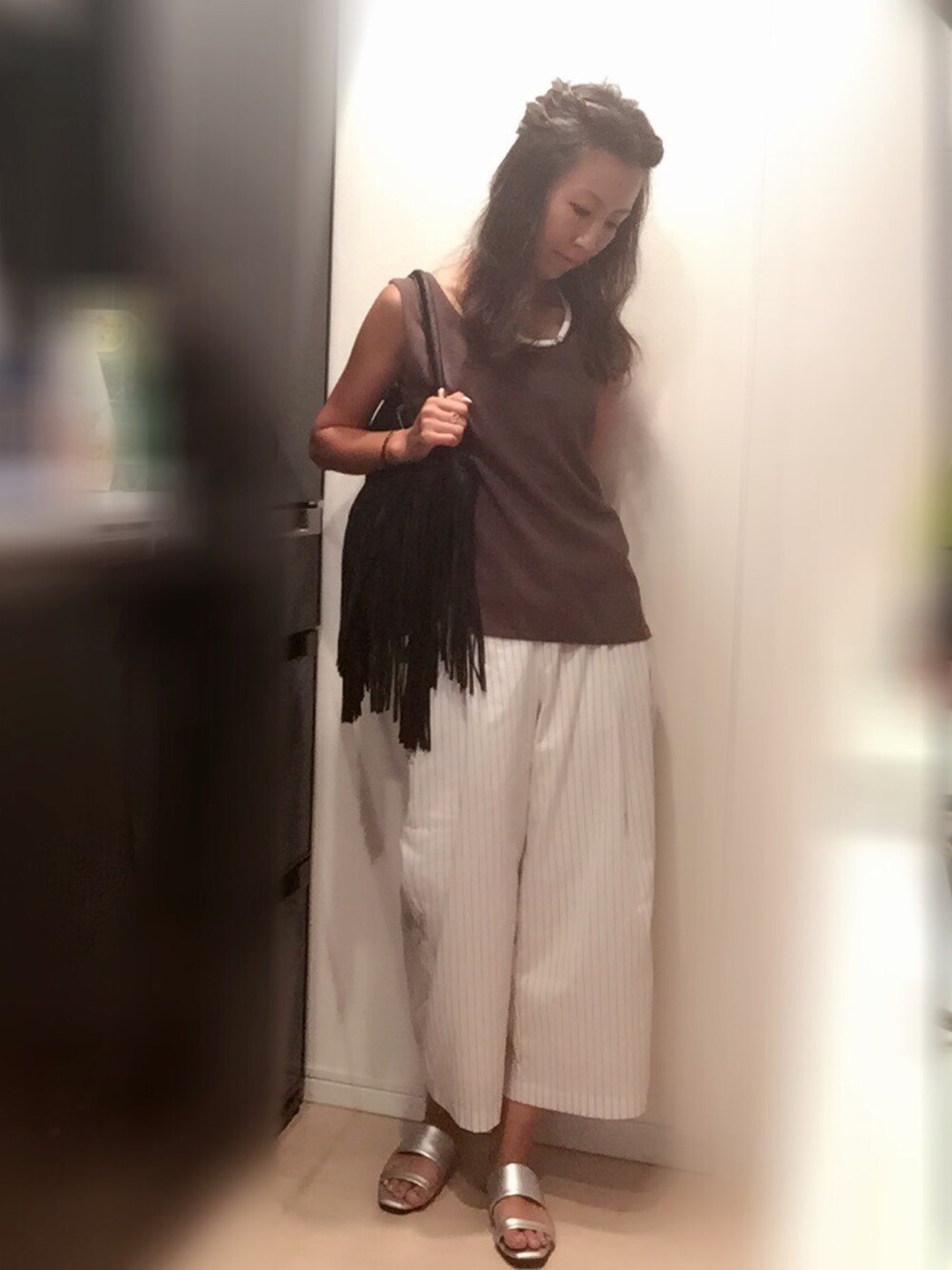 その他のその他パンツ、シルバー系のサンダル、グリーン系のタンクトップを着用したレディースの夏コーディネートの1枚目の写真