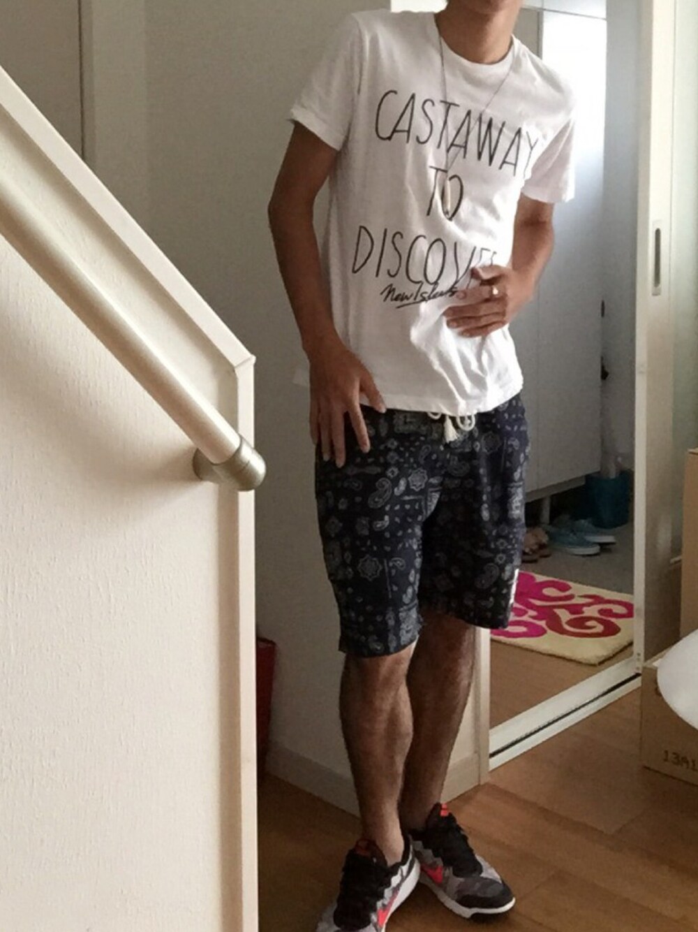 「ラフスタイル」｜「GLOBAL WORKのアイテム（Tシャツ/カットソー、ホワイト系）」を使った、shuyaさん（メンズ・167cm）の夏コーディネートの1枚目の写真