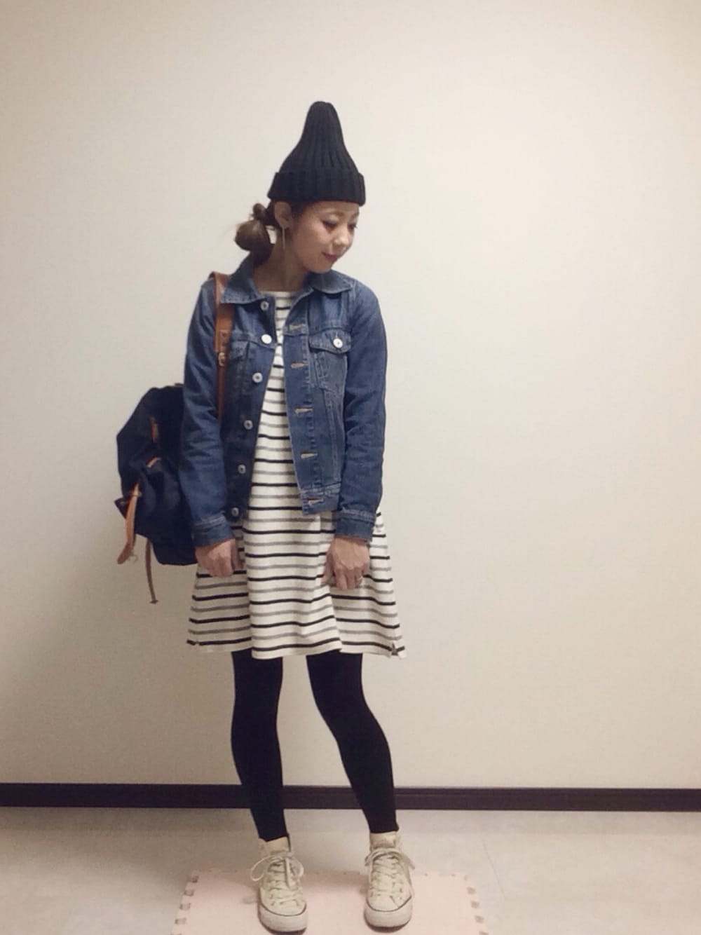 「デニムジャケット、リュック、ママコーデ、ニット帽、converse、スニーカー、ワンピース、ワンピース×デニム、GU、モッズコート」｜「GUの（GU）デニムジャケット（ジャケット/アウター、ブルー系）」を使った、jyojyoさん（レディース・158cm）の冬コーディネートの1枚目の写真