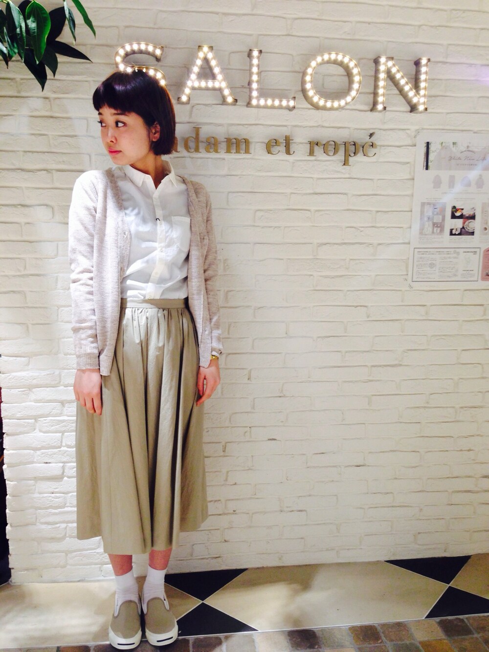 ホワイト系のシャツ/ブラウス、ベージュ系のスカート、ベージュ系のカーディガン/ボレロを着用したレディースの春コーディネートの1枚目の写真