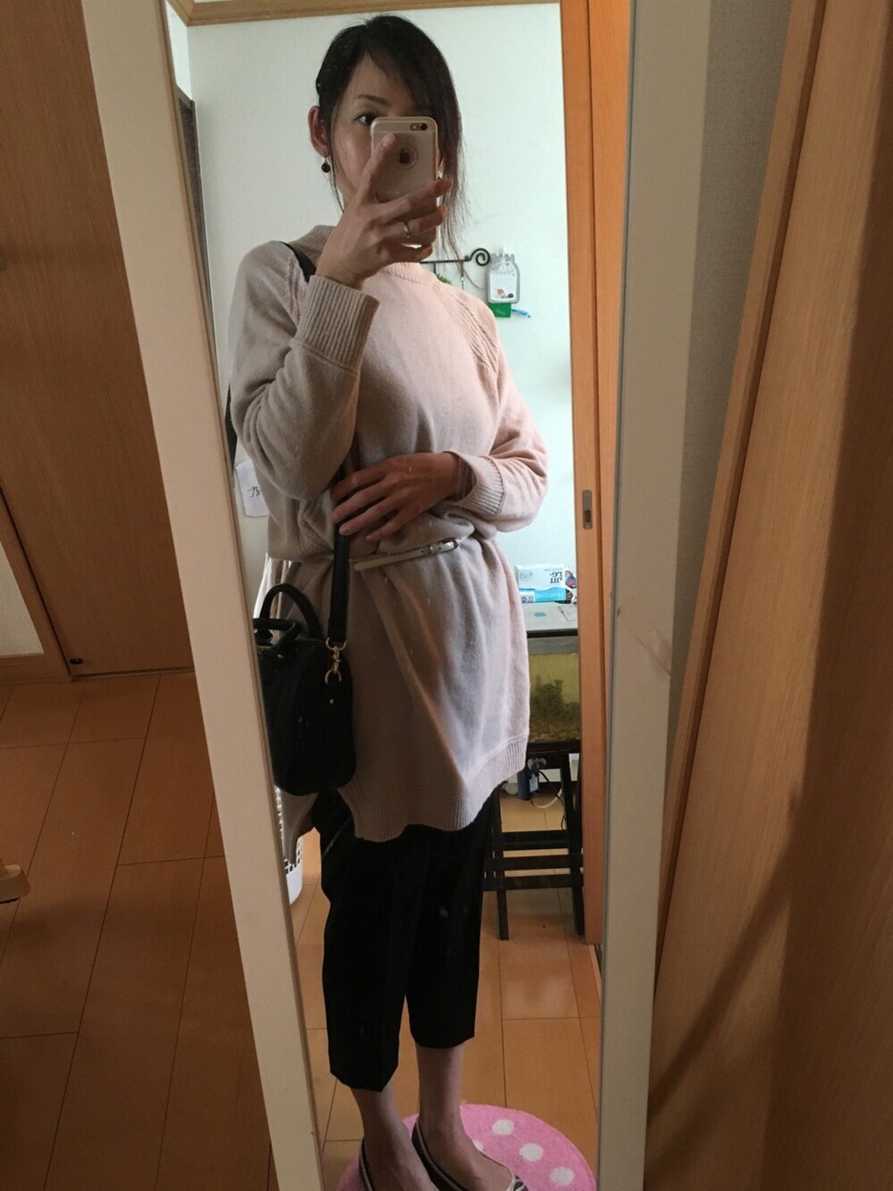 「授業参観、はれこさん、ビュレ、意外すぎる寒さ」｜「KBFのKBF ハイネックニットワンピース（ワンピース、ベージュ系）」を使った、ミホさん（レディース・165cm）の冬コーディネートの1枚目の写真