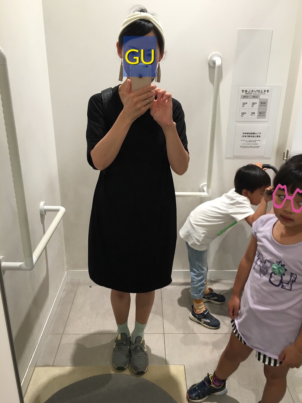 「人生初GU、ワンピース×スニーカー、カラーソックス、お出かけコーデ、後ろがガチャガチャしてる」｜「LOWRYS FARMのスウェードフリンジピアス　716972（ピアス（両耳用）、ベージュ系）」を使った、ミホさん（レディース・165cm）の春コーディネートの1枚目の写真