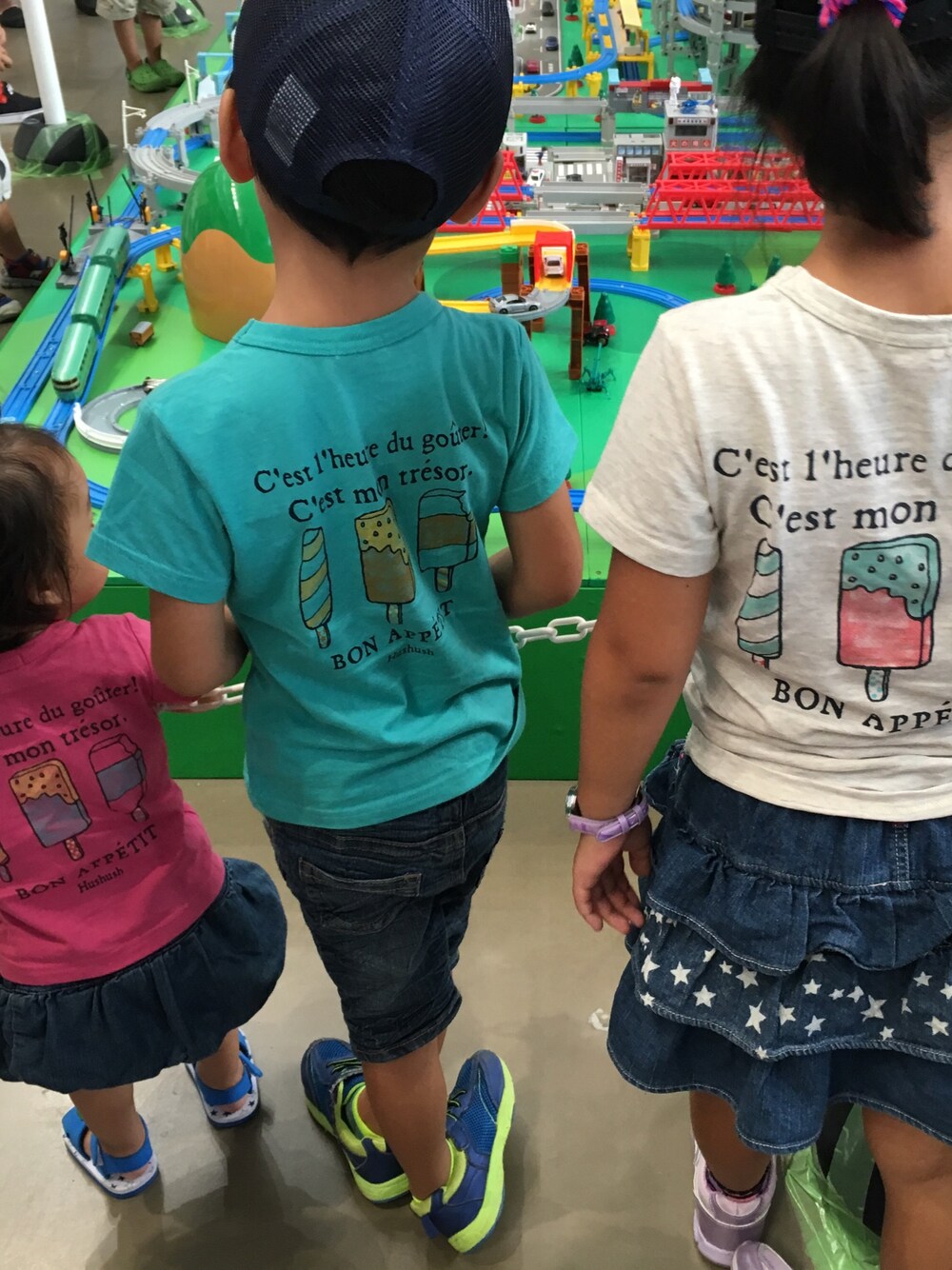 「3人お揃い、ティーシャツ、こどもコーデ、母の楽しみ」｜「HusHusHのアイスTシャツ（Tシャツ/カットソー、グレー系）」を使った、ミホさん（レディース・165cm）の夏コーディネートの1枚目の写真