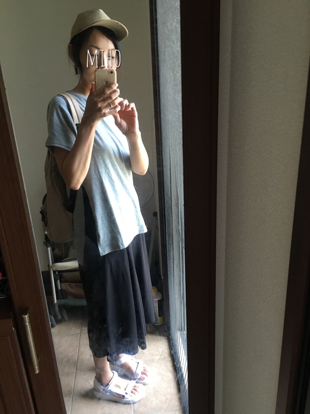 「シンプル、Doシンプル部、フリンジピアス、まだサンダル履いてる、キャップ」｜「LOWRYS FARMの２０ＣＡＬスリットＴ／ＳＳ　718200（Tシャツ/カットソー、グレー系）」を使った、ミホさん（レディース・165cm）の秋コーディネートの1枚目の写真