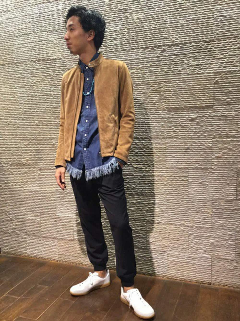 「レザージャケット、リブパンツ、デニムシャツ、フリンジ、シップス、SHIPS、SHIPS JET BLUE、シップスジェットブルー(SHIPS JET BLUE)」｜「SHIPS JET BLUEのSHIPS JET BLUE (シップス ジェットブルー): シングルスエード ライダースブルゾン■（ライダースジャケット、イエロー系）」を使った、森山さん（メンズ・180cm）の秋コーディネートの1枚目の写真