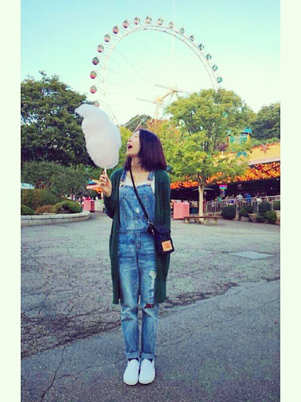 「VANS、 Levi's、FOREVER 21、Everland」｜「Levi'sのLevi's（クラッチバッグ、ブルー系）」を使った、Chiii🖤さん（レディース・162cm）の秋コーディネートの1枚目の写真