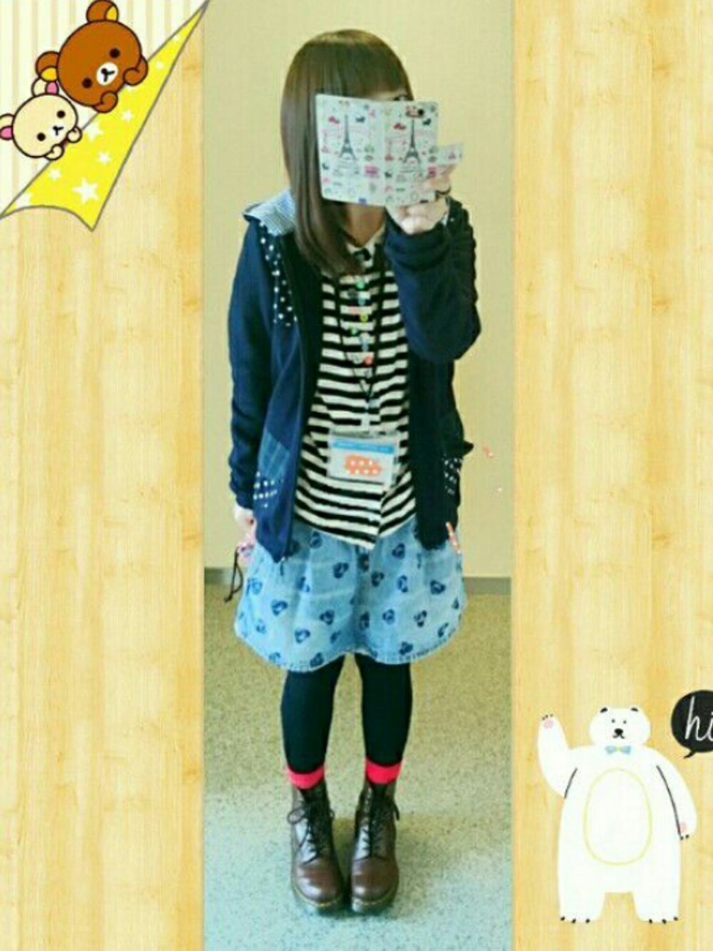 ブラック系のTシャツ/カットソー、ブルー系のパーカー、ブルー系のデニムスカートを着用したレディースの春コーディネートの1枚目の写真