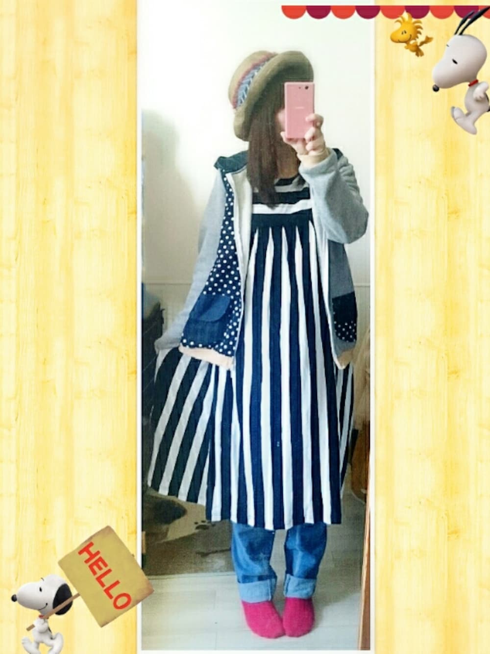 ブラック系のワンピース、グレー系のパーカー、ブルー系のデニムパンツを着用したレディースの春コーディネートの1枚目の写真