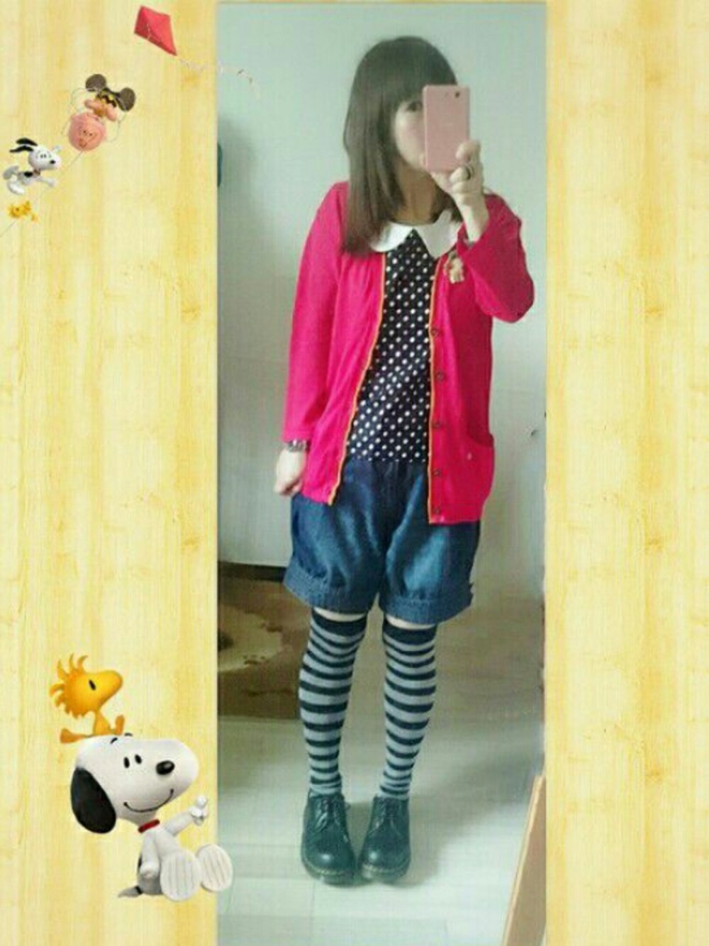 レッド系のカーディガン/ボレロ、ブラック系のブーツ、ブラック系のシャツ/ブラウスを着用したレディースの夏コーディネートの1枚目の写真