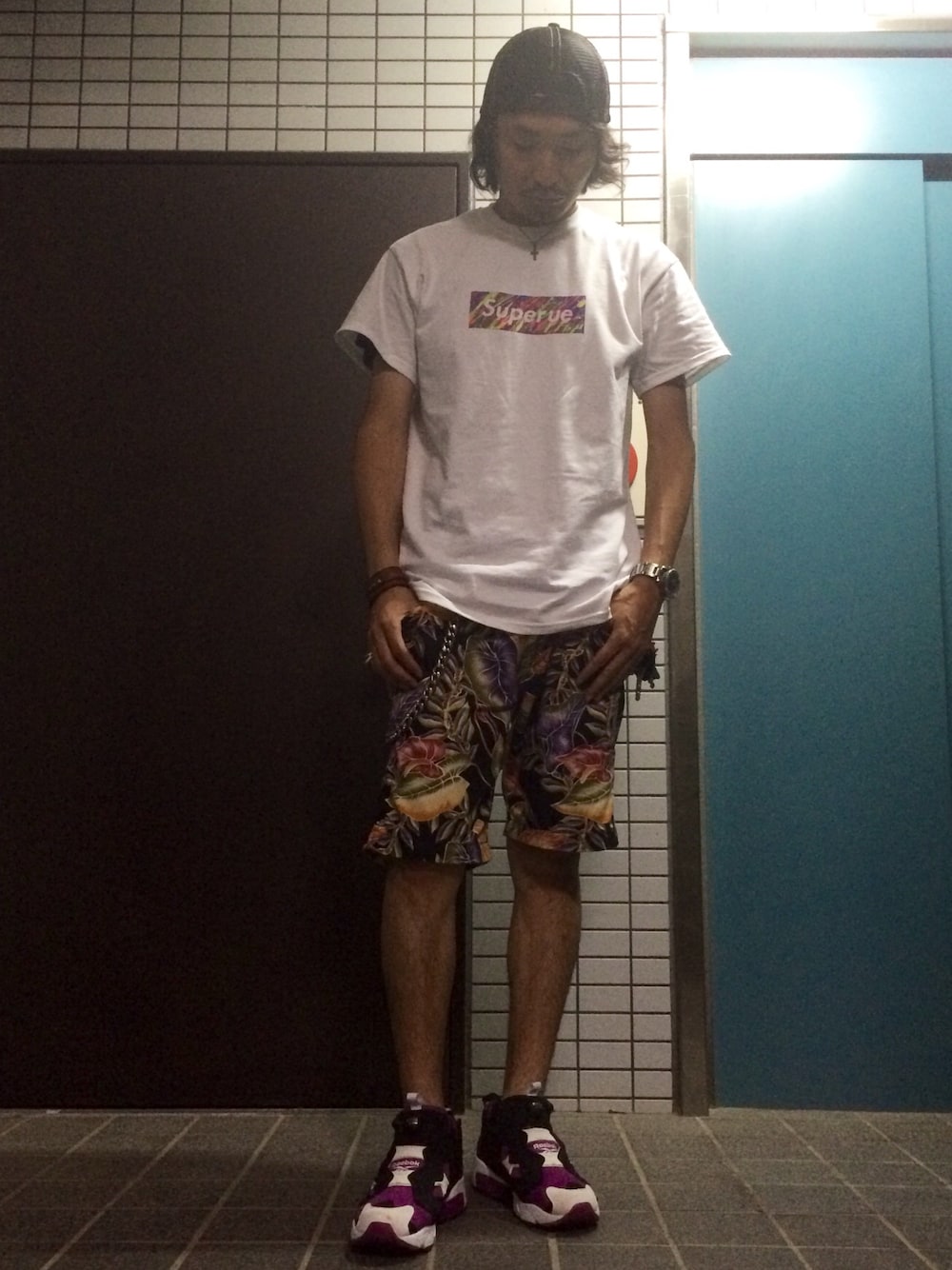 「ボックスロゴ、アロハショーツ、花柄ショーツ、メッシュキャップ、ポンプフューリー、TENDERLOIN、CALEE」｜「superueのアイテム（Tシャツ/カットソー、その他）」を使った、YAJIさん（メンズ・170cm）の夏コーディネートの1枚目の写真