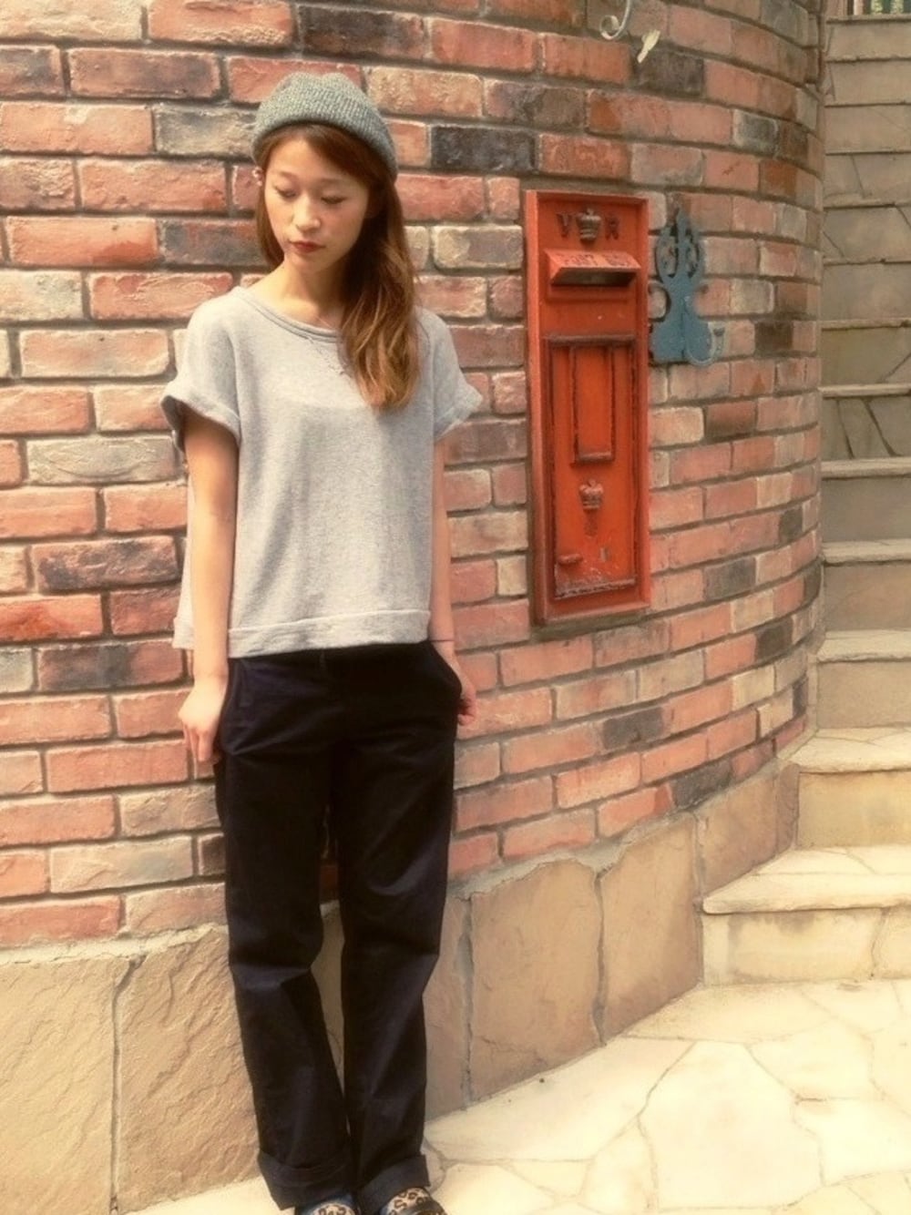 「ニット帽、ゆるコーデ、パンツ」｜「UNITED ARROWSのアイテム（Tシャツ/カットソー、グレー系）」を使った、MINAIさん（レディース・160cm）の秋コーディネートの1枚目の写真