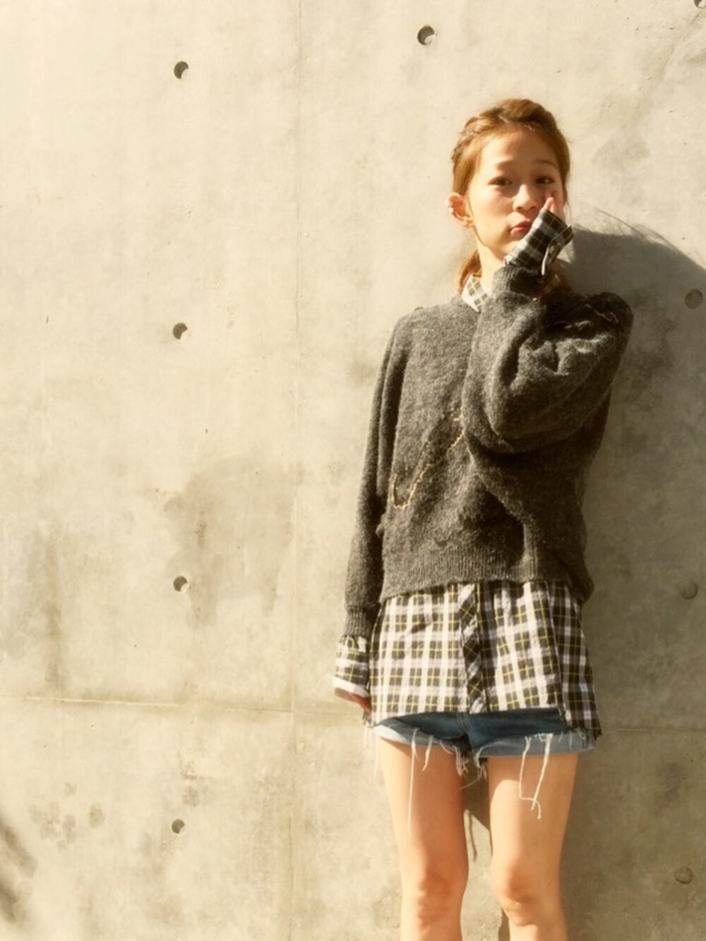 「チェックシャツ、Education From Youngmachines、セーター、デニム」｜「Education from Youngmachinesのアイテム（シャツ/ブラウス、グリーン系）」を使った、MINAIさん（レディース・160cm）の秋コーディネートの1枚目の写真