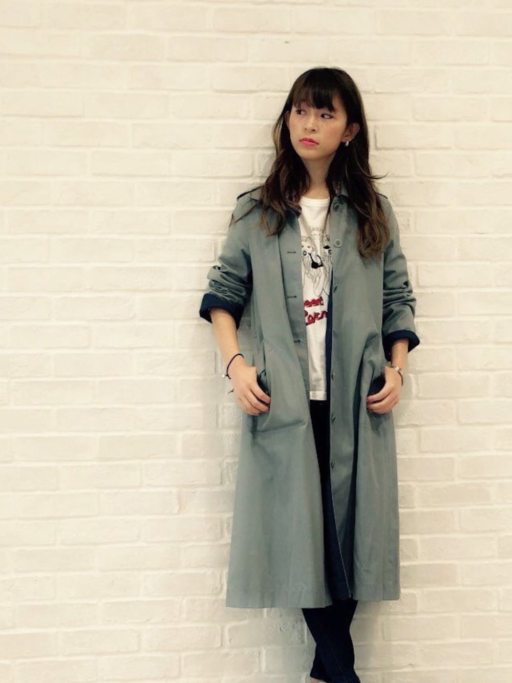 「トレンチコート、デニム、Tシャツ、カジュアル、春」｜「JANTIQUESのアイテム（トレンチコート、グレー系）」を使った、MINAIさん（レディース・160cm）の春コーディネートの1枚目の写真