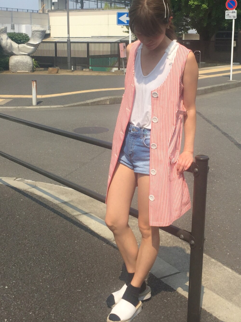 「休日スタイル、ショーパン、summer、カジュアル、赤、ラクチンコーデ、#ストライプ、サンダル」｜「FOREVER 21のアイテム（デニムパンツ、ブルー系）」を使った、MINAIさん（レディース・160cm）の夏コーディネートの1枚目の写真