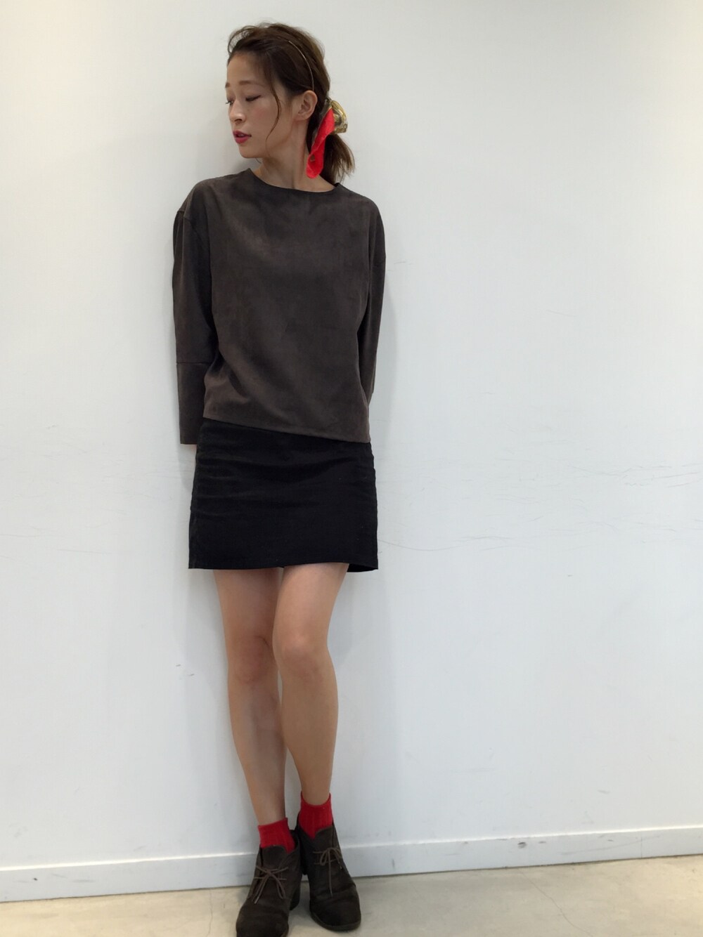 「黒、スカート、スカーフ、アレンジ、シンプルコーデ」｜「MOUSSYのアイテム（Tシャツ/カットソー、ブラウン系）」を使った、MINAIさん（レディース・160cm）の秋コーディネートの1枚目の写真