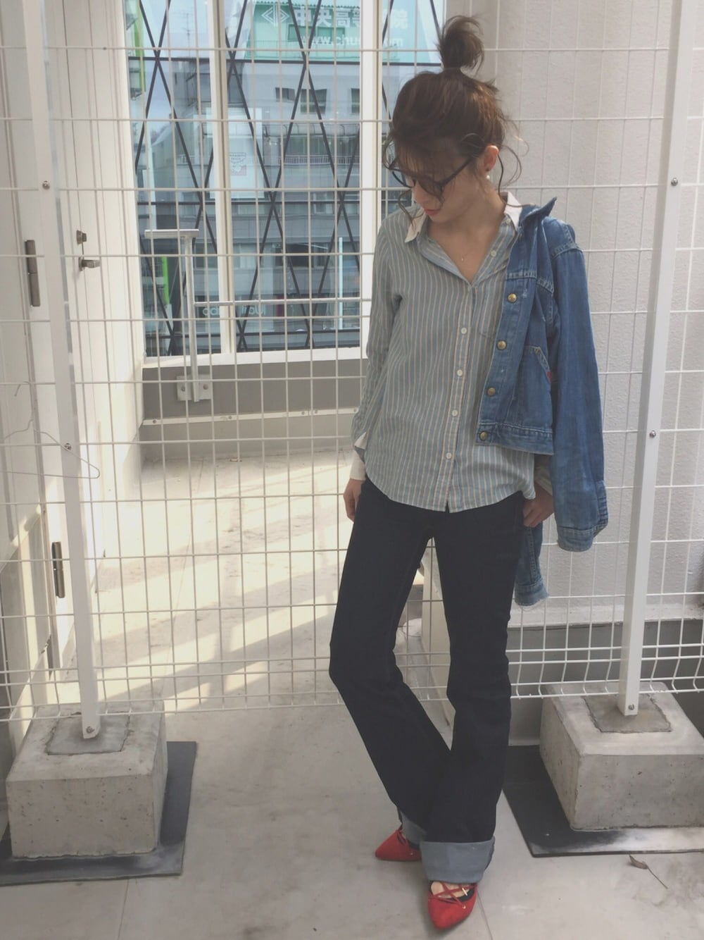 「カジュアル、大人カジュアル、はるコーデ、デニムパンツ、IENA、ドラフトLE」｜「ROSE BUDのアイテム（パーカー、ブルー系）」を使った、MINAIさん（レディース・160cm）の春コーディネートの1枚目の写真