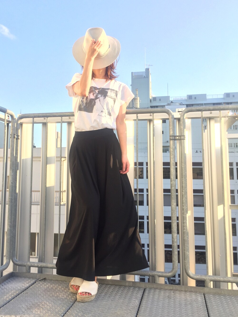 「オトナカジュアル、パンツスタイル、Tシャツ、サンダル、ユニクロ、rag&bone、ハット、夏」｜「UNIQLOのアイテム（パンツ、ブラック系）」を使った、MINAIさん（レディース・160cm）の夏コーディネートの1枚目の写真