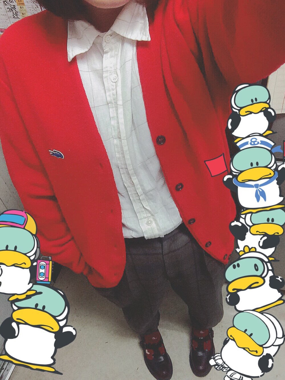 「シンプルコーデ、LACOSTE、赤」｜「LACOSTEのアイテム（カーディガン/ボレロ、レッド系）」を使った、▽藤隆△さん（レディース・156cm）の冬コーディネートの1枚目の写真
