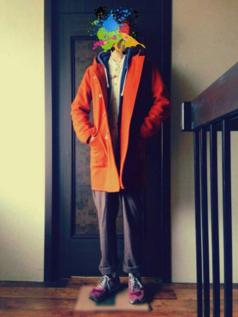 オレンジ系のダッフルコート、ブルー系のその他アウター、ブラウン系のその他パンツを着用したメンズの冬コーディネートの1枚目の写真