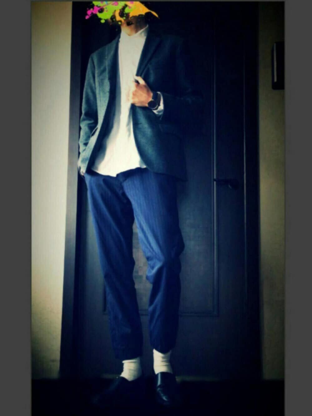 ホワイト系のシャツ/ブラウス、グレー系のテーラードジャケット、ブルー系のパンツを着用したメンズの春コーディネートの1枚目の写真