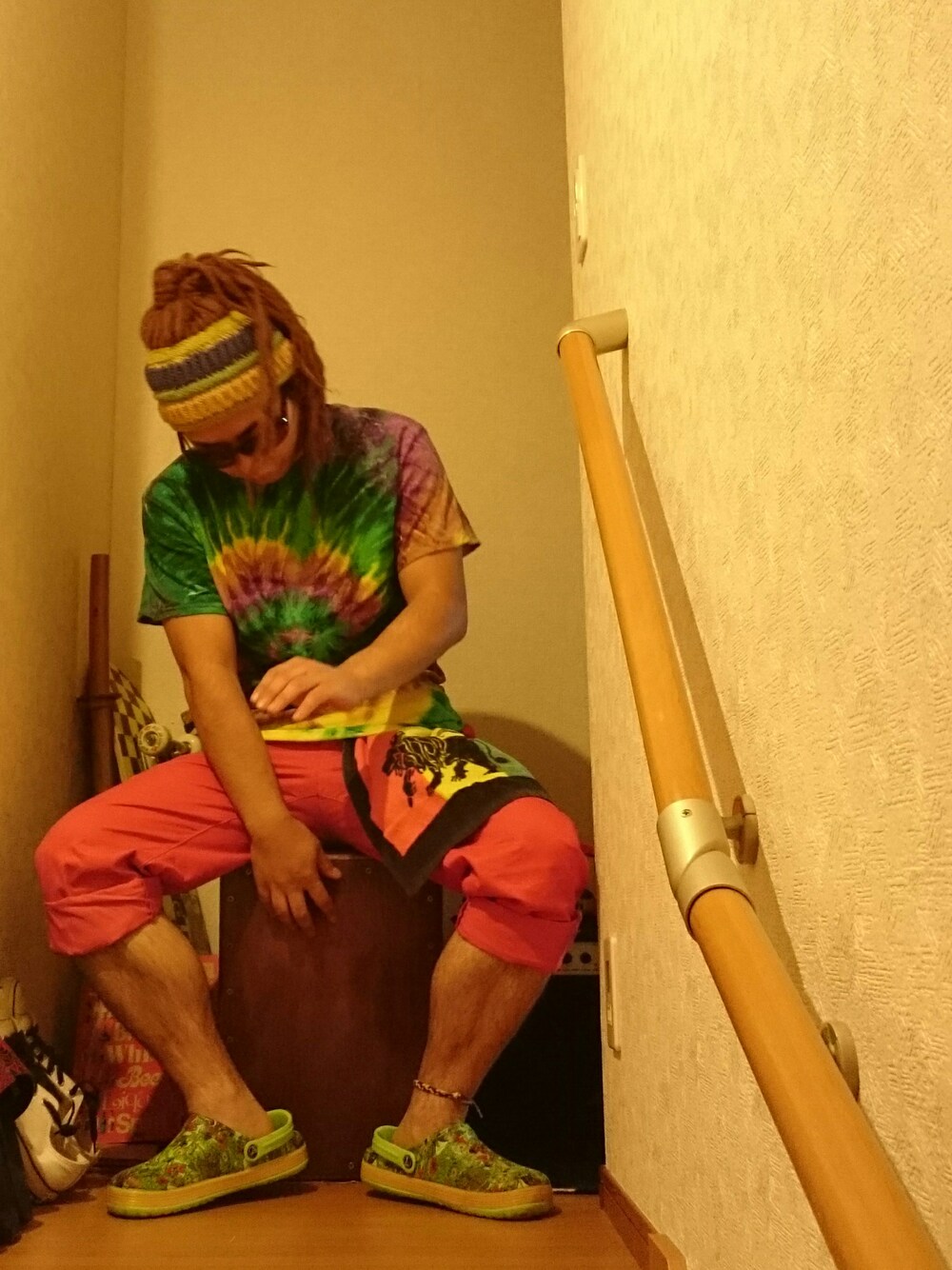 「帽子かぶろう会、チーム冨樫、タイダイT、ラスタカラー、仮面ライダー部、仮面ライダー部   部長、ハロウィン」｜「animaのアイテム（帽子、その他）」を使った、waka (外村茂男)  さん（メンズ・162cm）の秋コーディネートの1枚目の写真